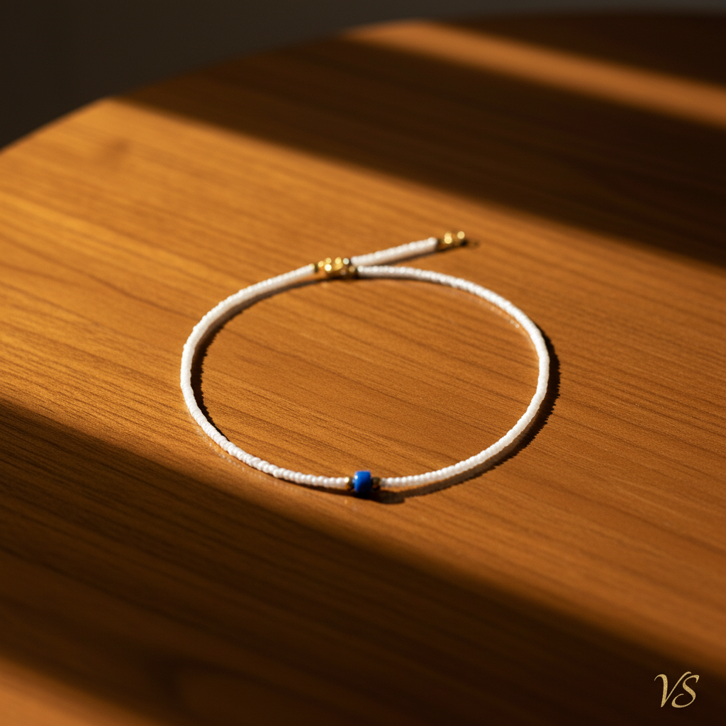 Aegean Blue Accent Choker σε τραπέζι με ηλιαχτίδες