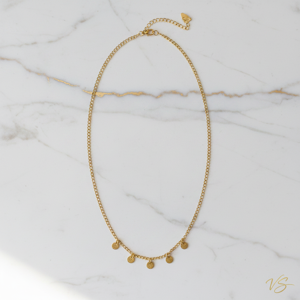 Five Coin Gold Necklace σε μάρμαρο - βελτιωμένη