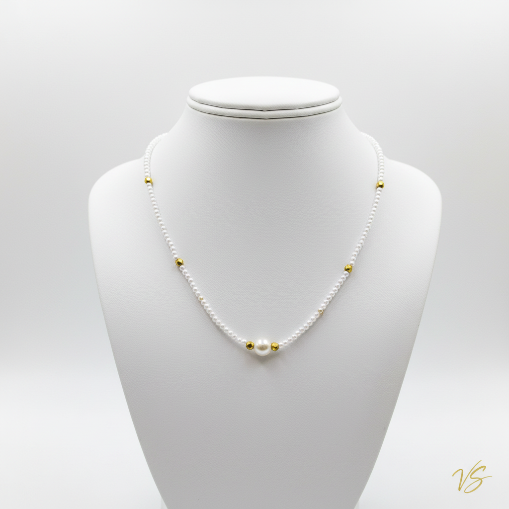 Bold Pearl Gold Necklace σε λευκή λαιμουδιέρα με VS