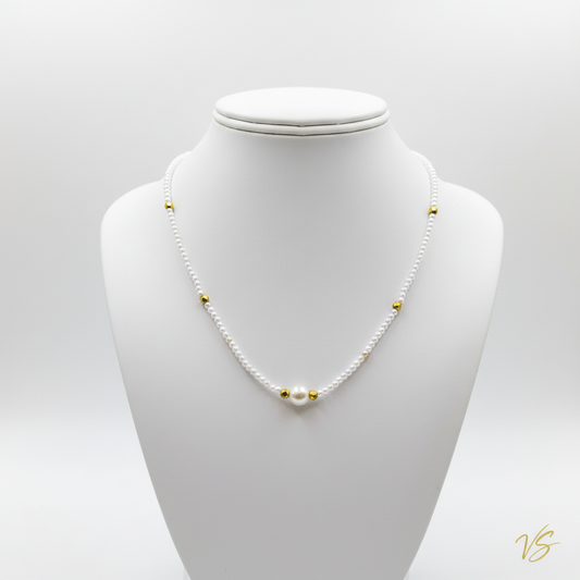 Bold Pearl Gold Necklace σε λευκή λαιμουδιέρα με VS