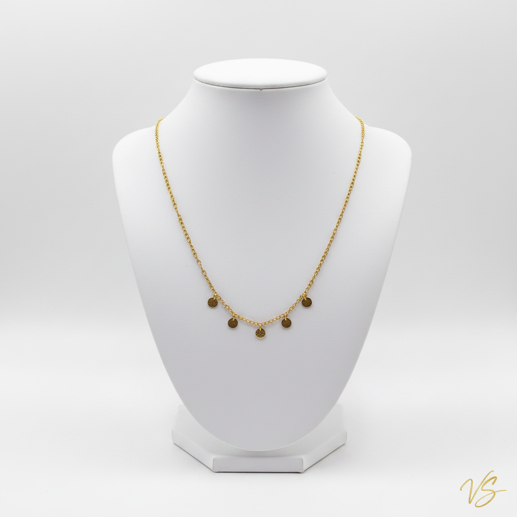 Five Coin Gold Necklace σε λαιμουδιέρα