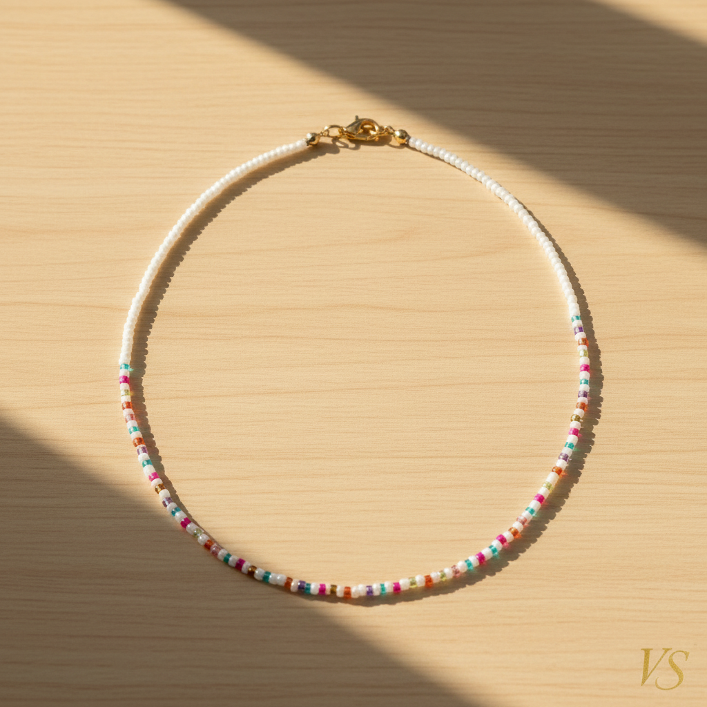 Colorful Beaded Necklace σε τραπέζι με υπογραφή VS